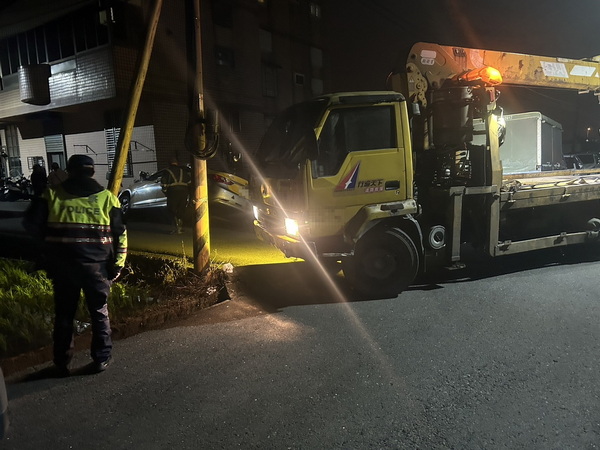 倒車不慎誤入稻田內動彈不得,礁警即時伸援脫困