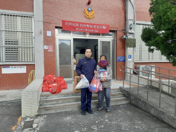 蘇警與愛心團體一同送暖幫助弱勢