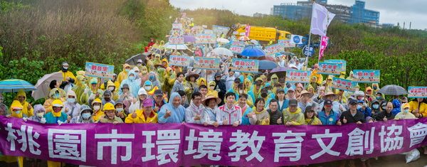 風雨也澆不熄的熱情 蘇俊賓偕千人草漯沙丘冒雨淨灘