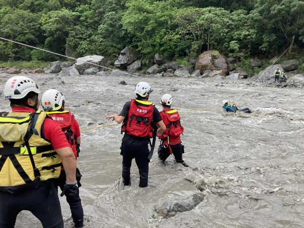 扇子瀑布突發暴雨5人受困 宜消橫渡驚險救援全數脫困