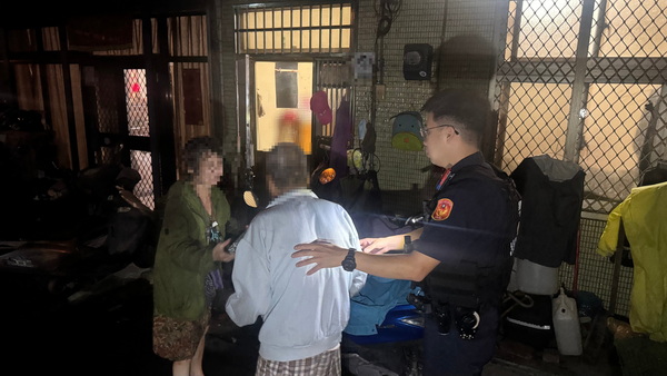 聾啞失智翁倒臥路旁　冬山暖警協助返家團圓