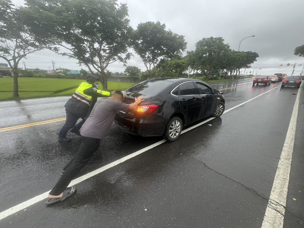 車輛拋錨橋中央陷險境 公正暖警不畏陰雨即刻馳援