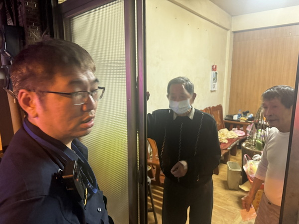 失智老翁無法表達年籍，礁警積極查證助安全返家休息