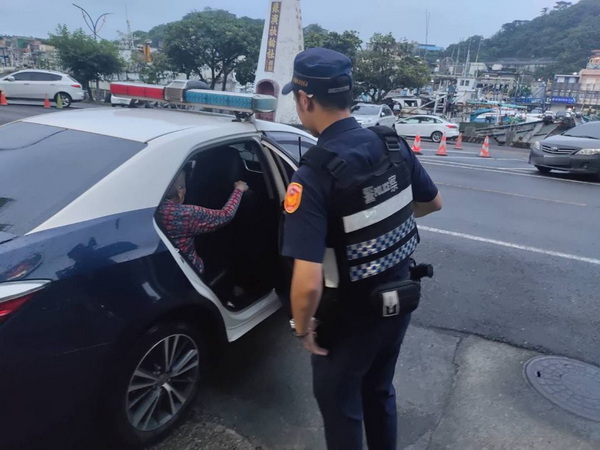 9旬老婦迷失街頭 蘇警護送返家