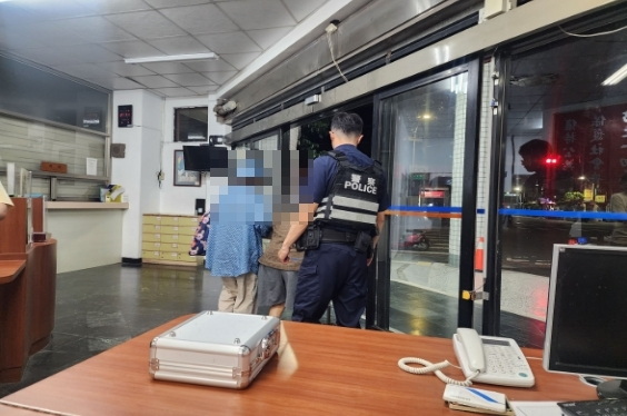 老嫗深夜迷途街頭 宜警協助找回家的路