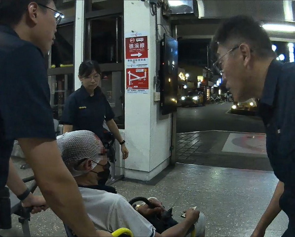 老翁不慎失足落軌,礁警即時救護協助送醫診治