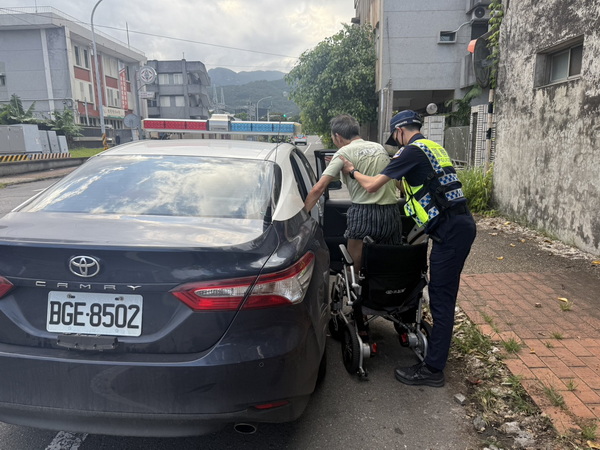 電動輔助輪椅老翁困於道路旁，礁警協助返家
