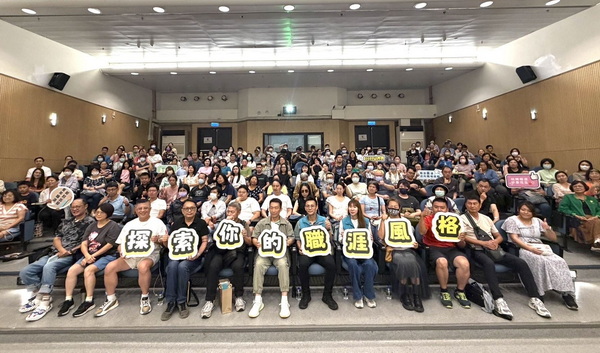 職涯名人講座登場！郭子乾幽默開講「別怕轉彎，人生總有笑點」
