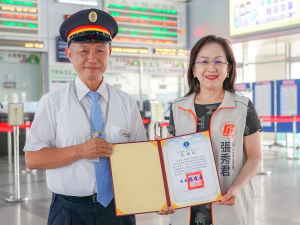 即日起開放滿50歲以上民眾「左流右新」 屏東火車站湧現接種人潮