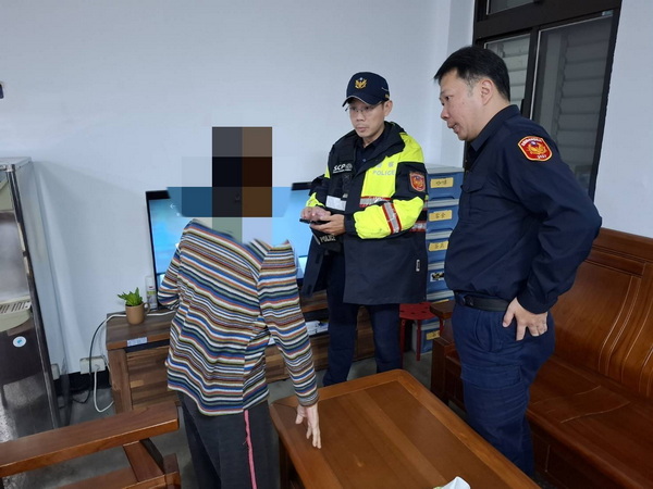 礁警協助失智老婦安全返家，深獲家屬感激