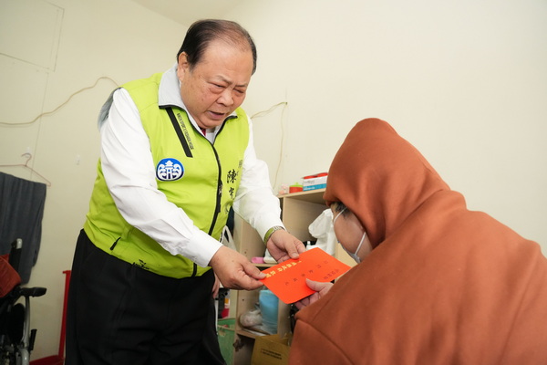 關懷中風半癱鄉親　陳光復前往湖西致贈慰問金傳遞溫暖