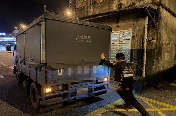 發財車深夜『刁車』 宜警救援協助排除