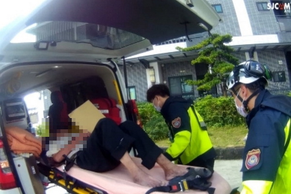 老翁出們辦事路倒 宜警即刻救援協助送醫