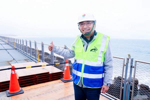 視察金色水岸觀海長堤自行車道工程 侯友宜：力拚7月底前完工啟用