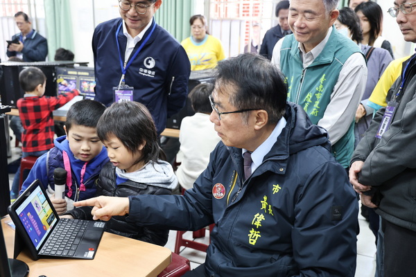 南市府攜手中華電信首辦寒假機器人營隊 黃偉哲盼培育具科技素養的未來世代