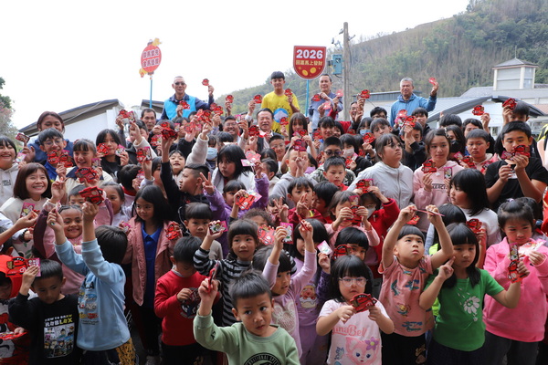 翁章梁春節前夕送暖 大埔、阿里山鄉親喜收馬年小紅包