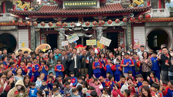 走出家門迎新春,大埔失智據點長輩開心領「福駒臨嘉」開運紅包