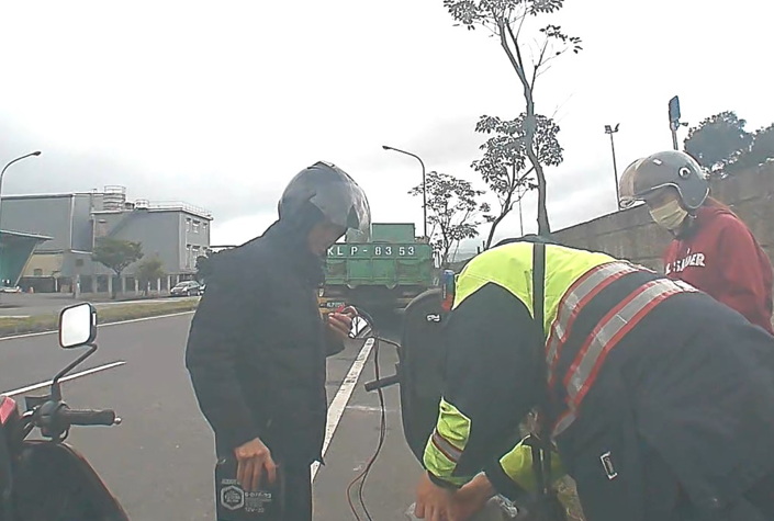 民眾機車沒電顧路 羅警主動伸援脫困