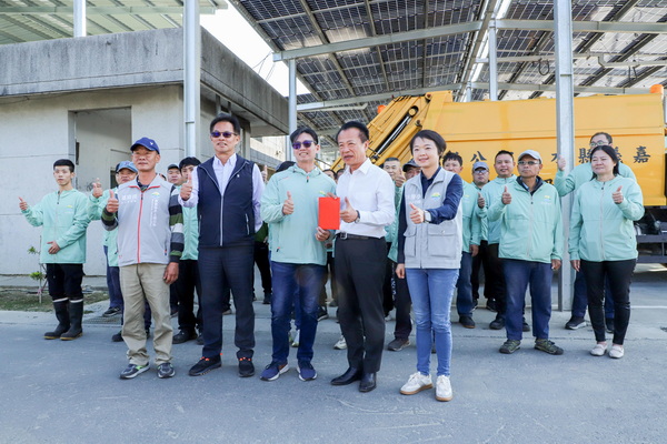 翁章梁赴水上清潔隊發小紅包,感謝隊員全年無休守護環境