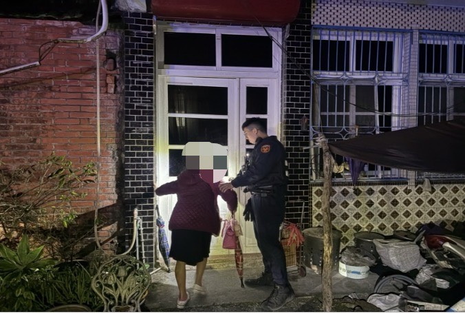 老嫗深夜迷途他鄉 宜警安全護送返家