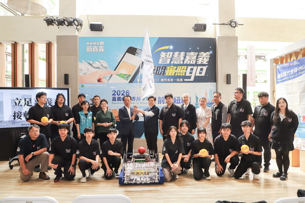 嘉義縣機器人競賽代表隊FRC7551赴美參賽，翁章梁授旗勉勵拚佳績