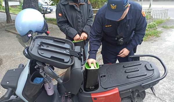 電動車電池耗盡，礁警協助更換使其順利發動案
