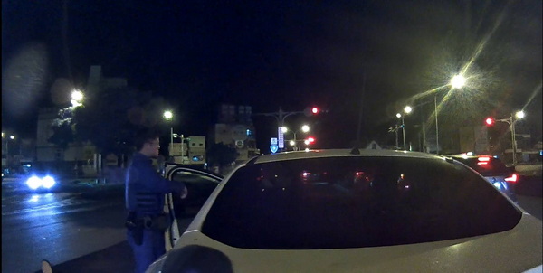 車輛駕駛途中突然故障無法行駛，礁警即時伸援