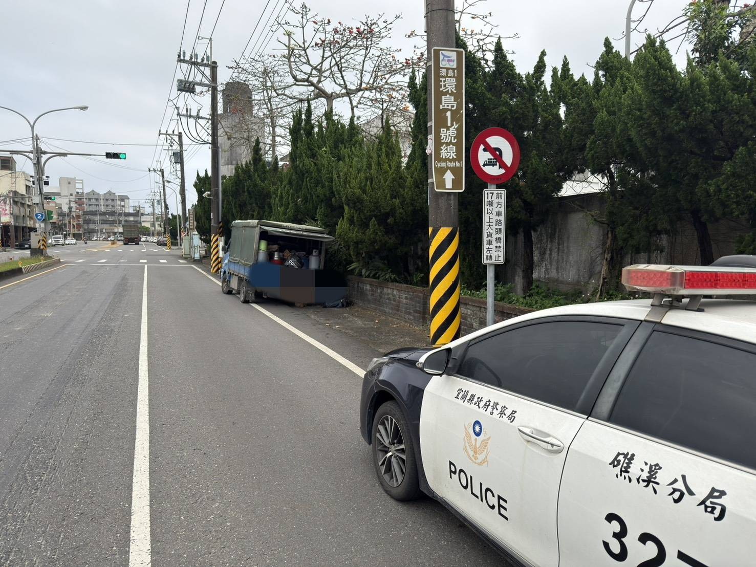 民眾車輪爆胎無法行駛，礁警即時伸援