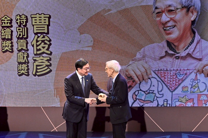 卓揆頒獎表揚首屆金繪獎特別貢獻獎得主曹俊彥 強調「文化優先」 形塑國家深層長遠力量