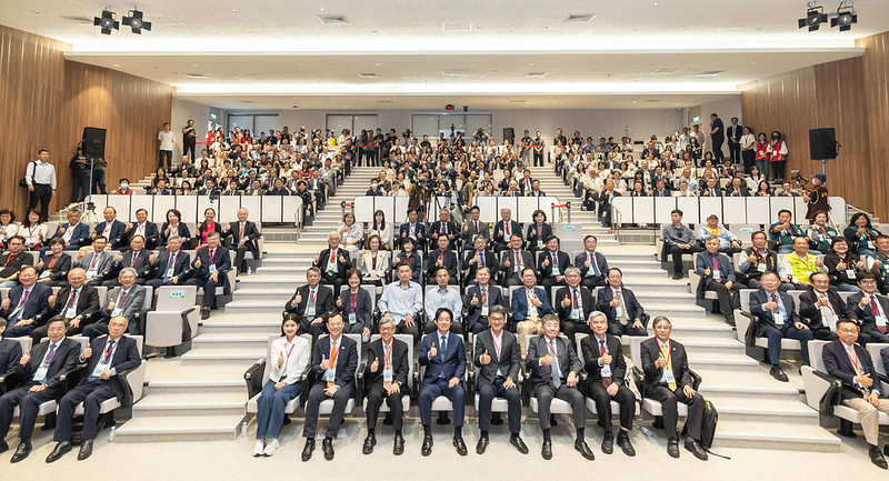 總統出席「國家高齡醫學暨健康福祉研究中心啟用典禮暨樂齡嘉年華」