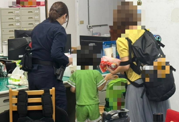 礁警妥善照護走失孩童與家人團聚案