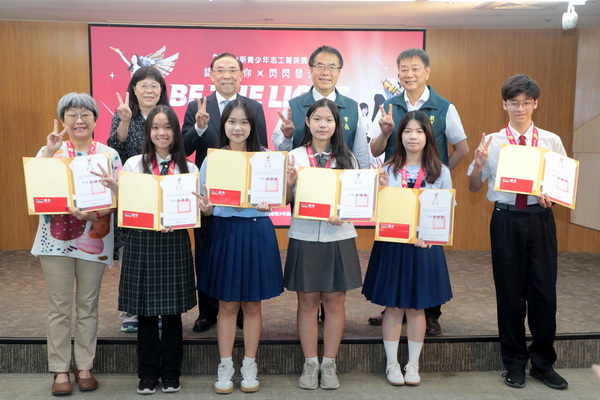 黃偉哲表揚南市7名台新青少年志工菁英獎得主 肯定青年實踐公益發揮社會影響力