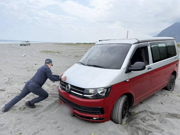 遊客車輛陷沙灘蘇警熱心協助