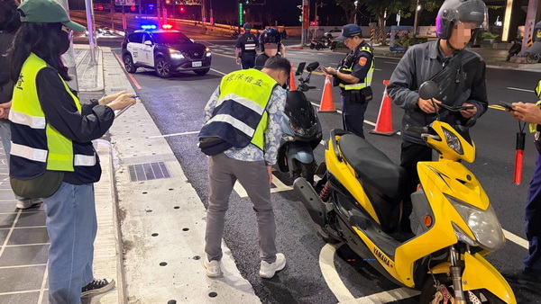 新北環警深夜鐵腕出擊！淡江大橋全時段科技執法搭配「閉鎖式路檢」 雙管齊下強力掃蕩噪音車