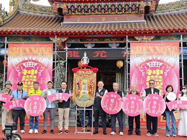 「台灣藍鵲、赤腹游蛇」意象納入輪值頭旗 蘇俊賓:桃園神農大帝寫下台灣...