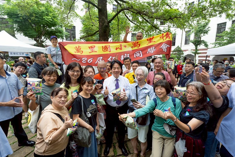 總統參觀「1996.03.23─時代的分水嶺」總統直選30週年系列特展及民主餐車市集