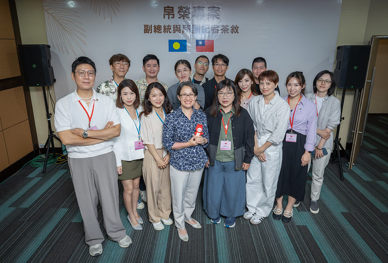 副總統與隨團記者茶敘 說明深化臺帛情誼、推廣觀光及榮邦外交三大成果