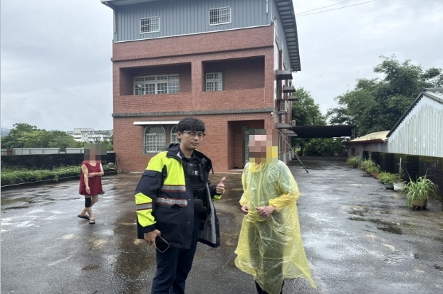 失智翁迷途街頭 宜暖警協助平安返家