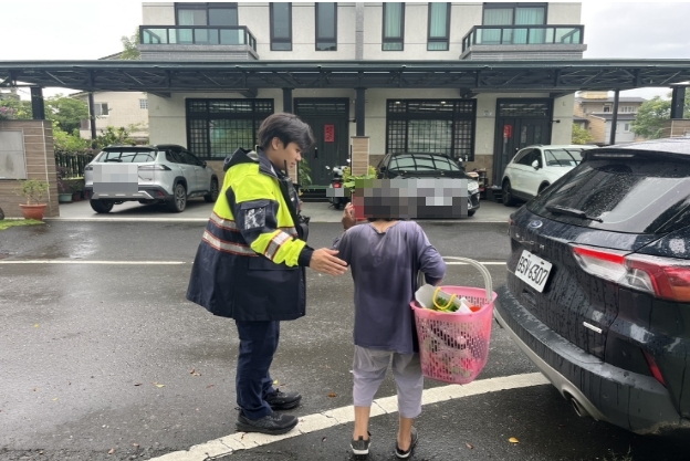 老嫗散步採買體力不支 宜警協助護送返家