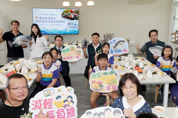 黃偉哲與學童共享台灣鯛、芒果午餐 致力推廣「享當季、食在地」理念