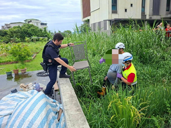 員警冒泥濘下田救援失智老翁　即時送醫化解危機