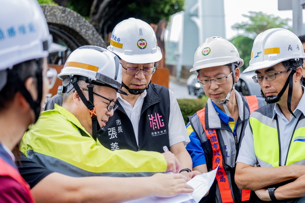 米克拉颱風強降雨鋒面來襲　張市長視察水情中心、經國路與莊敬路口災損
