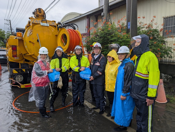 高雄豪雨狂炸警報市府團隊赴多區視察水情應變 陳其邁市長至茄萣、湖內掌握防汛水情