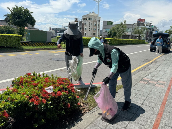豪雨災後復原啟動 環保局協助清運泡水廢棄物