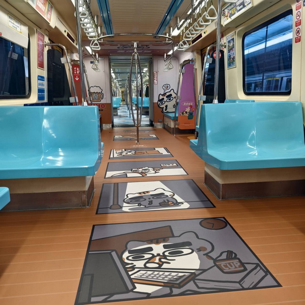 「臺北捷運x貓系IP」聯名彩繪列車出發 5座車站變身貓咪主題空間 聯名商品同...
