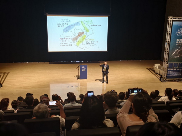 2026桃園地景藝術節國際論壇登場 蘇俊賓手繪桃園地景變遷圖講述未來十年轉型計畫