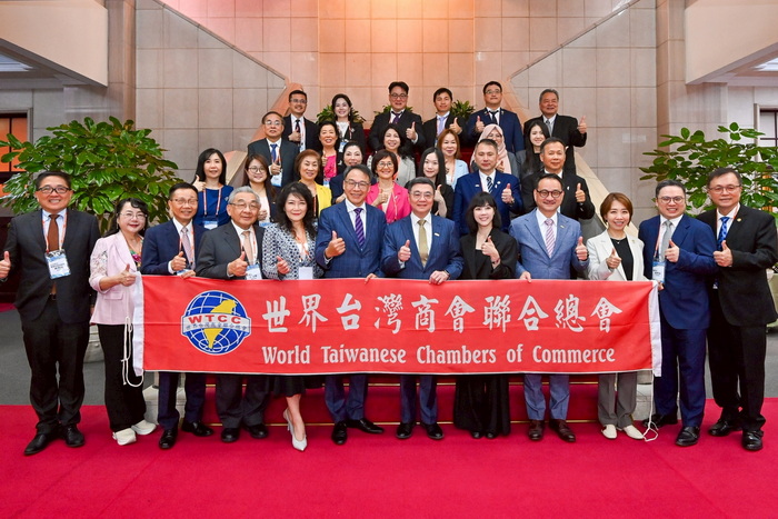 卓揆接見世界臺灣商會聯合總會回國訪問團 盼臺商持續發揮影響力 促使臺灣經濟愈加繁榮、人民安居樂業