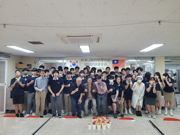 黃偉哲深耕多元農產外交 韓國高中師生拍片大讚臺南芒果帶來滿滿的幸福