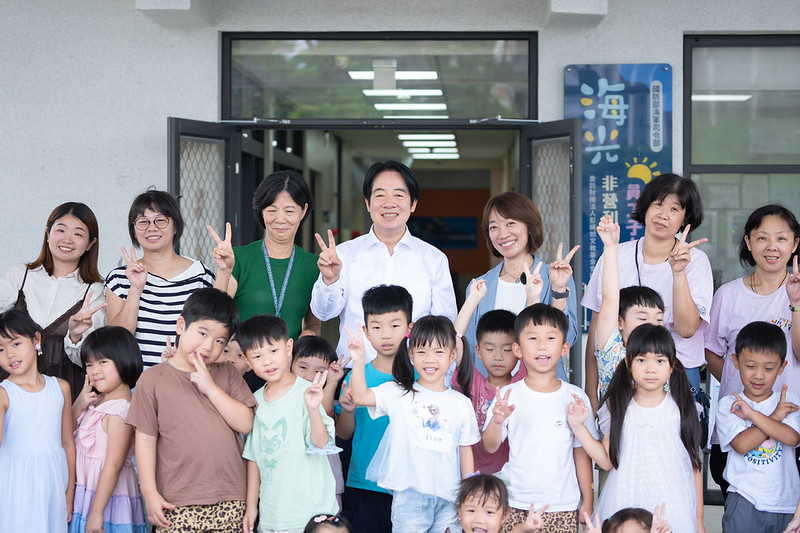 總統參訪海光幼兒園 強調推動育兒政策及補助措施讓年輕世代「敢婚、願生、樂養」