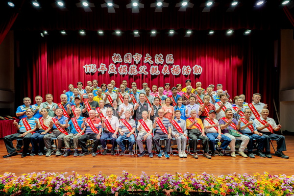 大溪模範父親齊聚　蘇俊賓：陀螺、植樹、攝影及木藝爸爸都是超人